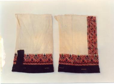 Ζεύγος μανικιών σαρακατσάνικου πουκάμισου, πλούσια διακοσμημένων στον γύρο και κατά μήκος