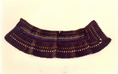 Σαρακατσάνικο φαρδύ ζωνάρι γυναικείας ενδυμασίας απο καλτσοσκούτι. Θράκη.