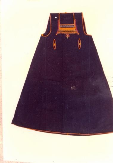 Αμάνικο βαμβακερό φουστάνι με στενό πανωκόρμι ρελιασμένο στο γύρο της μασχάλης με κίτρινη κλωστή