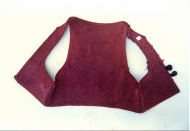 Μωβ μάλλινο γιλέκο διακοσμημένο με ανθικά μοτίβα με μαύρη κλωστή. Θράκη.