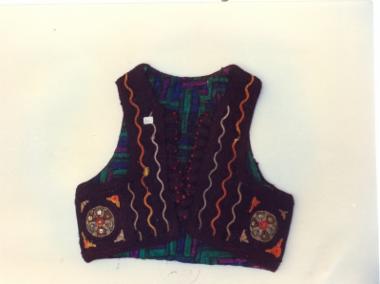 Μάλλινο σκουρόχρωμο γιλέκο, πλούσια διακοσμημένο με σειρήτια