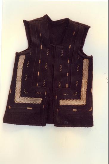 Μάλλινο αμάνικο τσαμαντάνι διακοσμημένο με επίρραφα σειρήτια. Θράκη.