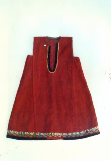 Μάλλινο, κόκκινο, αμάνικο φουστάνι με ανοιχτόχρωμη διακόσμηση μεανθικά μοτίβα.