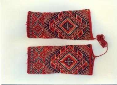 Σαρακατσάνικα τσουράπια, μάλλινες πλεκτές κάλτσες με καλτσοβελόνα σε κόκκινο χρώμα