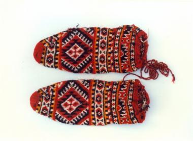 Σαρακατσάνικα τσουράπια, μάλλινες πλεκτές κάλτσες με βελόνα, διακοσμημένες με γεωμετρικά μοτίβα