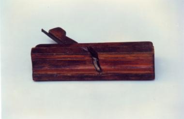 Ροκάνι, ξύλινο μικρό εργαλείο ξυλουργού, με μεταλλική λάμα διαγώνια προσαρμοσμένη σε εγκοπή στο πρόσθιο κεντρικό του σώμα