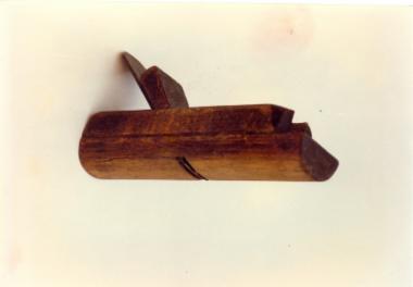 Ξύλινο, ημικυλινδρικό εργαλείο ξυλουργού με πλατιά μεταλλική λάμα που διαπερνά διαγώνια το κεντρικό σώμα, όπου καταλήγει σε εγκοπή στην κάτω επιφάνεια 