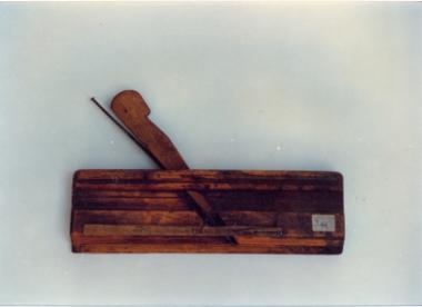 Ροκάνι, ξύλινο μικρό εργαλείο ξυλουργού με μεταλλική λεπτή λάμα διαγώνια προσαρμοσμένη σε εγκοπή της πρόσθιας επιφάνειας