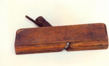 Ροκάνι, ξύλινο μικρό εργαλείο ξυλουργού με μικρή μεταλλική λάμα διαγώνια προσαρμοσμένη σε εγκοπή της κάτω επιφάνειας
