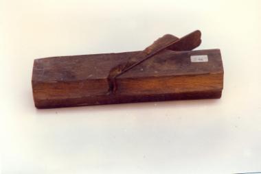 Ροκάνι, ξύλινο μικρό εργαλείο ξυλουργού με πλατιά μεταλλική λάμα διαγώνια προσαρμοσμένη σε εγκοπή προς την αριστερή κατεύθυνση