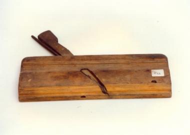 Ροκάνι, ξύλινο μικρό εργαλείο ξυλουργού, με λεπτή μεταλλική λάμα διαγώνια προσαρμοσμένη σε εγκοπή της πρόσθιας επιφάνειας