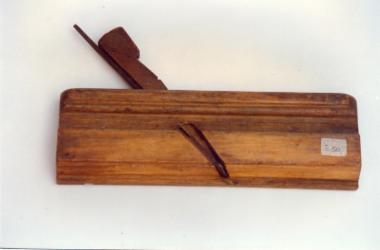 Ροκάνι, ξύλινο μικρό εργαλείο με λεπτή μεταλλική λάμα διαγώνια προσαρμοσμένη σε εγκοπή της πρόσθιας επιφάνειας