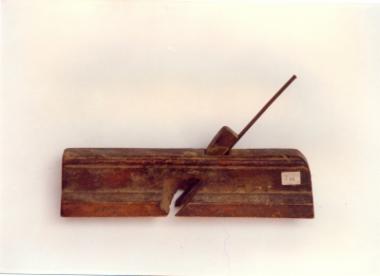 Ροκάνι, ξύλινο μικρό εργαλείο ξυλουργού με μικρή λάμα διαγώνια προσαρμοσμένη σε οπή στο μέσο κάτω τμήμα της πρόσθιας επιφάνειας, με κατεύθυνση προς τα αριστερά