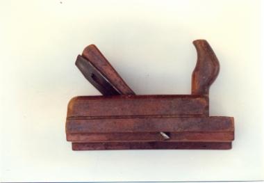 Ροκάνι, ξύλινο μικρό εργαλείο ξυλουργού με διαγώνια προσαρμοσμένη πλατιά λάμα σε μικρή εγκοπή στη κάτω πρόσθια επιφάνεια