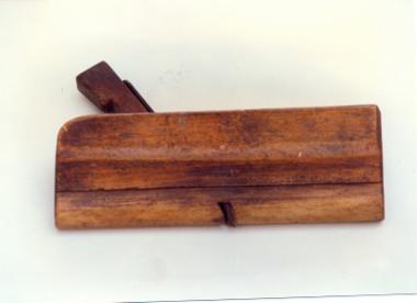 ροκάνι, ξύλινο μικρό εργαλείο με μικρή λάμα προσαρμοσμένη διαγώνια στην άνω επιφάνειά του, που καταλήγει σε εγκοπή στο κέντρο της κάτω επιφάνειας