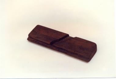 Ξύλινο μικρό εργαλείο με διαγώνια εγκοπή στη πρόσθια κεντρική επιφάνειά του