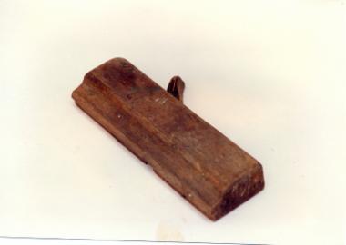 Ξύλινο εργαλείο με προσαρμοσμένο ξύλινο στοιχείο διαγώνια στην άνω επιφάνεια