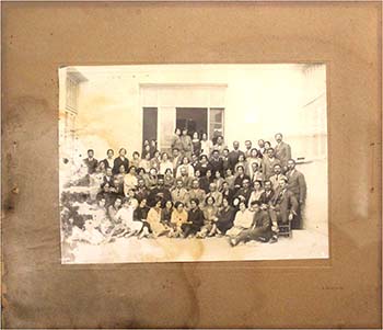 Φωτογραφία διδακτικού προσωπικού και μαθητών/ τριών στο Διδασκαλείο Κρήτης