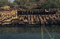 Παραδοσιακό διβάρι στη λιμνοθάλασσα Πρόκοπος