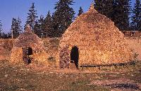 Παραδοσιακές καλύβες Σαρακατσάνων στη λίμνη Βιστονίδα