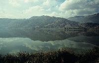Αντικατοπτρισμός του παρακείμενου βουνού στα νερά της λίμνης Ζάζαρης
