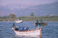 Βάρκα με τον εξοπλισμό της στη λίμνη Τριχωνίδα