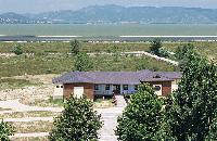 Κοντινή άποψη του Μουσείου Λίμνης Δοϊράνης και θέα της λίμνης