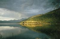 Αντικατοπτρισμός των ορεινών όγκων στη λίμνη Τριχωνίδα