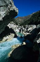 Τα ορμητικά γαλάζια νερά του ποταμού Αχέροντα