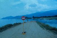 Απαγορευτικό σήμα σε δρόμο που καταλήγει στη λίμνη Κερκίνη