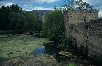 Εγκαταλελειμμένο κτίσμα και ανοικτά νερά στις πηγές Αραβησσού