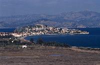 Η λιμνοθάλασσα Μουστού και ο οικισμός πάνω στη λουρονησίδα