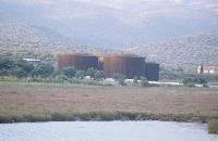 Γενική άποψη της λιμνοθάλασσας της Πελασγίας (Σουβάλα) με τις πετρελαιοδεξαμενές