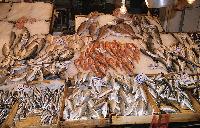 Ψάρια έτοιμα προς πώληση στην ψαραγορά Θεσσαλονίκης