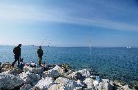 Ερασιτεχνικό ψάρεμα με καλάμι στον φάρο