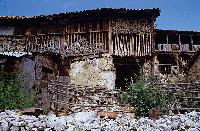 Λεπτομέρεια παραδοσιακού κτίσματος στον οικισμό Ψαράδων στη Μεγάλη Πρέσπα