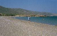 Κολυμβητές σε αμμώδη παραλία στην Κρήτη