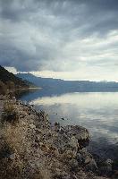 Άποψη της λίμνης Τριχωνίδας το σούρουπο
