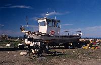 Βάρκα στη στεριά, έτοιμη προς επισκευή