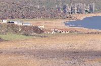 Φθινοπωρινοί καλαμώνες και κτίσματα στη λίμνη Χειμαδίτιδα