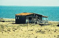 Αυθαίρετη κατοικία τη λίμνη Αγουλινίτσα