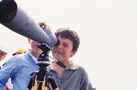 Μαθητές παρακολουθούν με τη χρήση τηλεσκοπίου πουλιά στη λιμνοθάλασσα Κοτυχίου