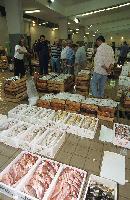 Σκηνή από τη δημοπρασία ψαριών στη Μηχανιώνα
