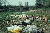 Στερεά απόβλητα και μπάζα στον ποταμό Γαλλικό
