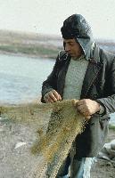 Ψαράς φτιάχνει τα δίχτυα του στον ποταμό Έβρο
