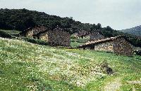 Πέτρινα κτίσματα στην πλαγιά βουνού κοντά στη λίμνη Στυμφαλία