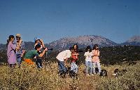 Παιδιά που παρατηρούν πουλιά με τηλεσκόπιο στη λίμνη Στυμφαλία