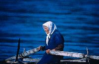 Ηλικιωμένη γυναίκα στη βάρκα της μέσα στη Μεγάλη Πρέσπα