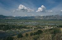 Η λιμνοθάλασσα της Ροδιάς με θέα το Μαυροβούνι στον Αμβρακικό κόλπο