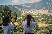 Παιδιά που παρατηρούν πουλιά με τηλεσκόπιο στη λίμνη Στυμφαλία